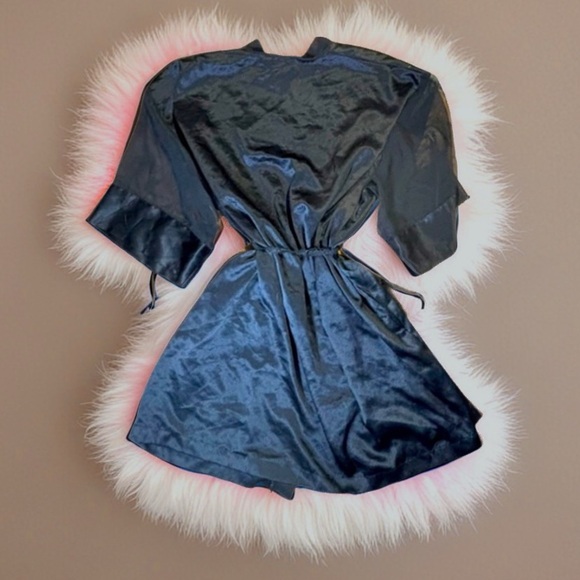 Beautiful! Vintage black Victoria’s Secret satin robe one size - Picture 2 of 3